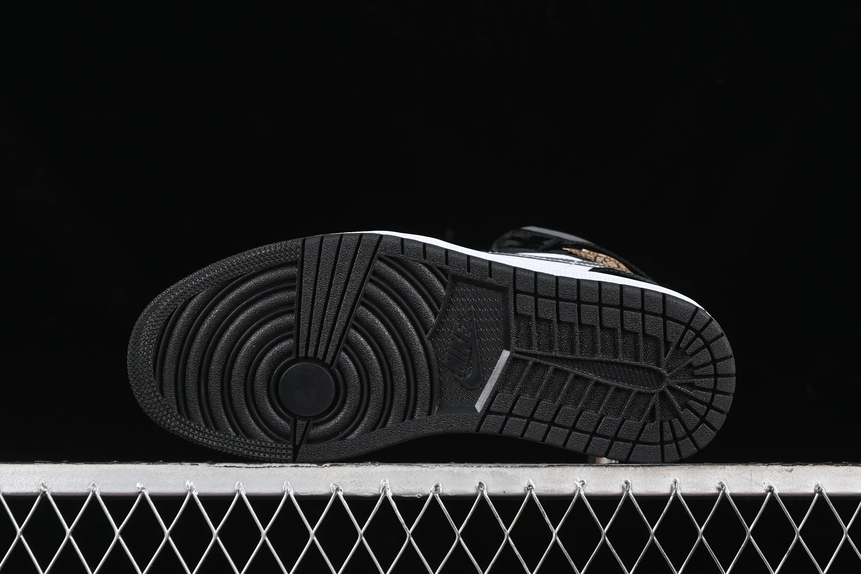 All categories Air Jordan Jordan series basketball shoes Air Jordan 1 Mid Air Jordan 1 Mid AJ1 Joe 1 white, black and silver color Zhongbang basketball shoes HV0789-010